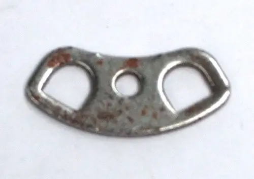 Daikin Zündelektrodenhalter aus Metall mit zwei seitlichen Aussparungen und einem mittigen Loch, zeigt Roststellen, auf hellem Hintergrund.